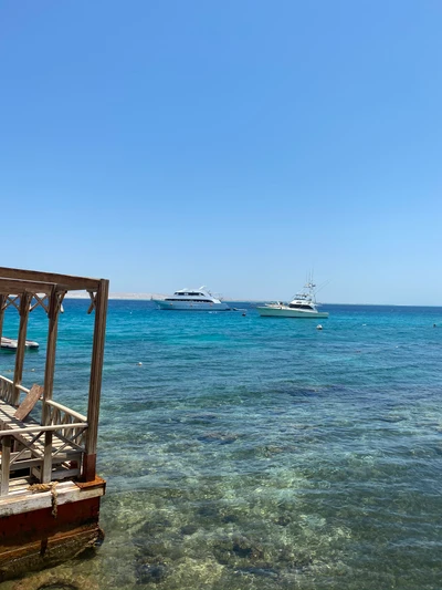 Horizonte tranquilo com barcos em águas cristalinas