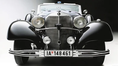 Voiture de tourisme vintage Mercedes-Benz en noir et blanc