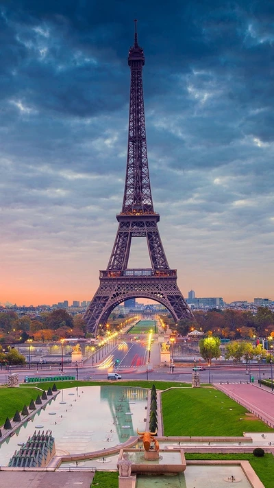 Torre Eiffel ao crepúsculo: Uma vista panorâmica da paisagem urbana de Paris