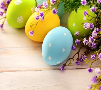 Ovos de Páscoa coloridos adornados com flores, celebrando a alegria da primavera.