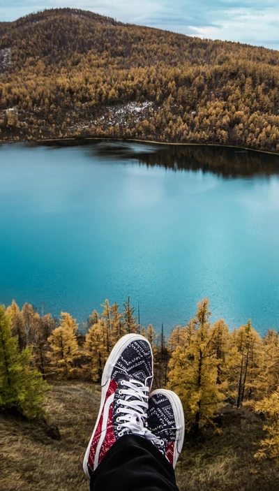 Sérénité Automnale : Vue sur le Lac avec Chaussures Aventureuses