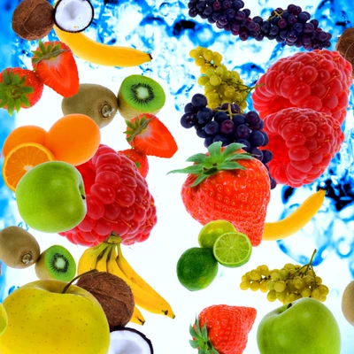 Assortiment vibrant de fruits frais sur un fond d'éclaboussures d'eau