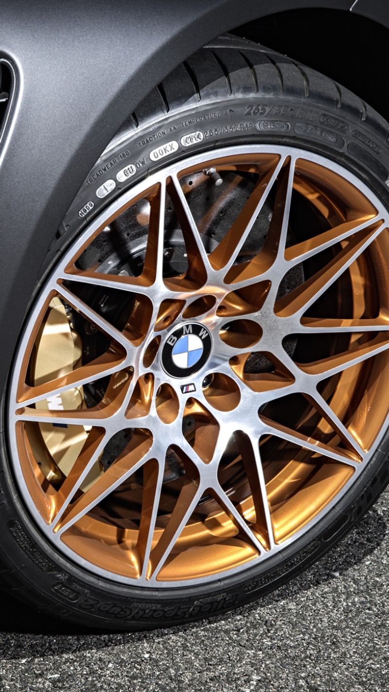 Um close de um carro com uma roda brilhante e um pneu brilhante (alloy wheels, bmw, pneu)