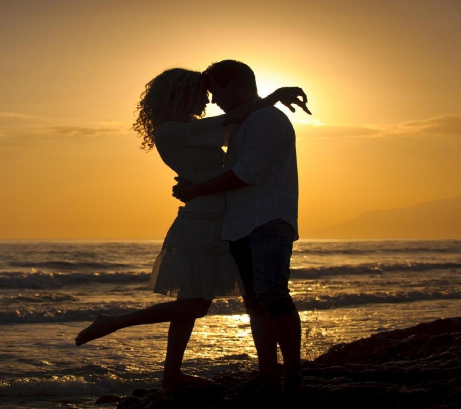 Arafed couple kissing on the beach at sunset (couple, cute, feelings, love)