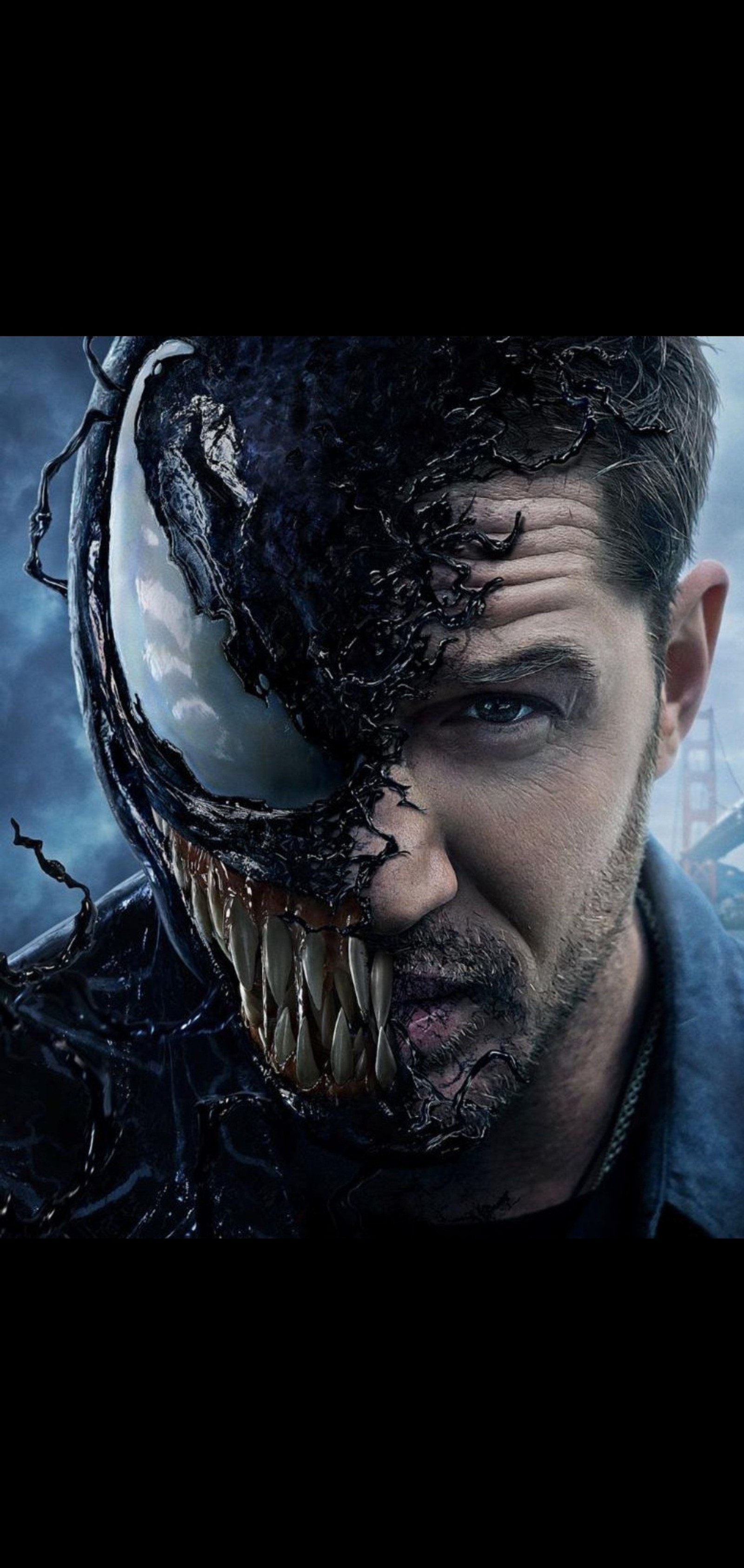 Un primer plano de un hombre con una gran sonrisa en su rostro (spiderman, tom hardy, asombroso, bestia, bmf)