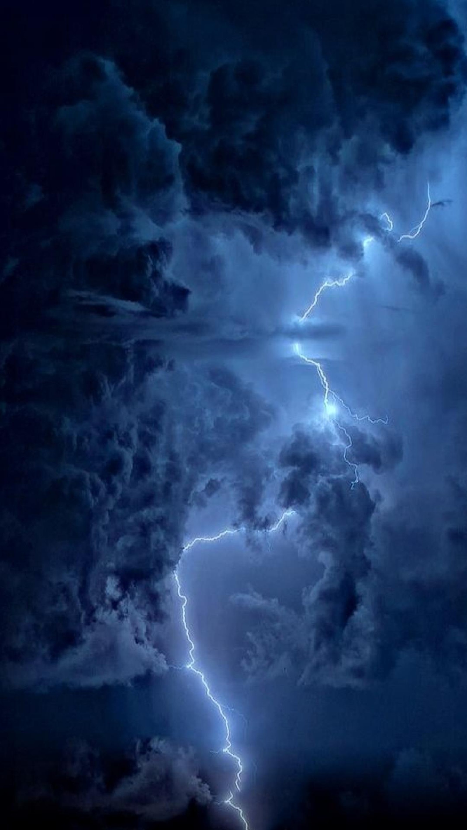 Lightning strikes through the clouds in a dark sky with a dark sky (dfs, fdg)