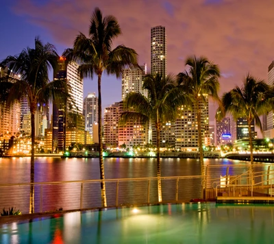 Pôr do sol em Miami com vista para o horizonte da cidade e palmeiras