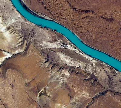 Rio vibrante cortando através de uma paisagem árida