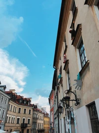 Encantadora calle de invierno en un área residencial urbana bajo un cielo azul