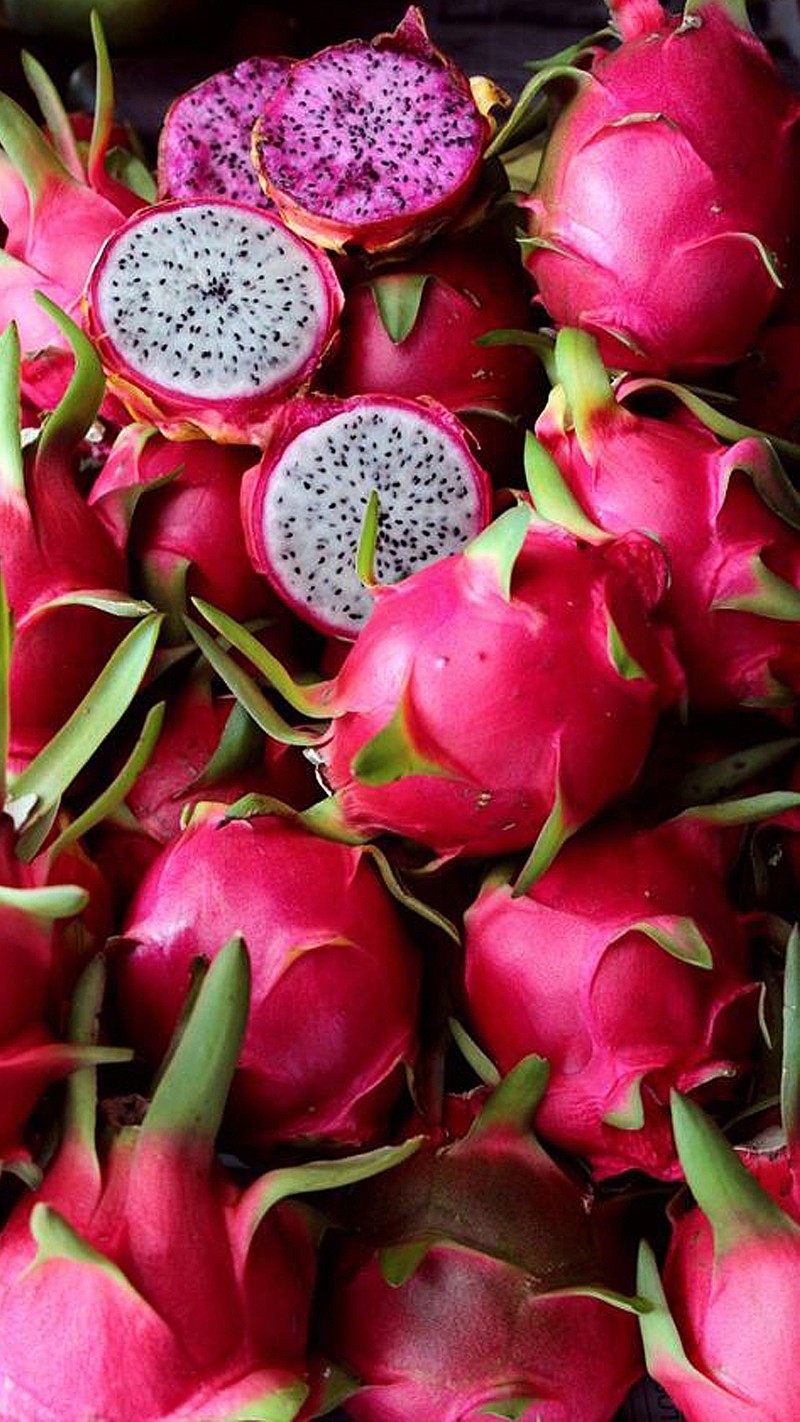 Primer plano de un montón de fruta del dragón en una mesa (dragón, comida, fruta, verde, rosa)