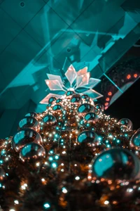 Árvore de Natal iluminada com enfeites em aqua e teal