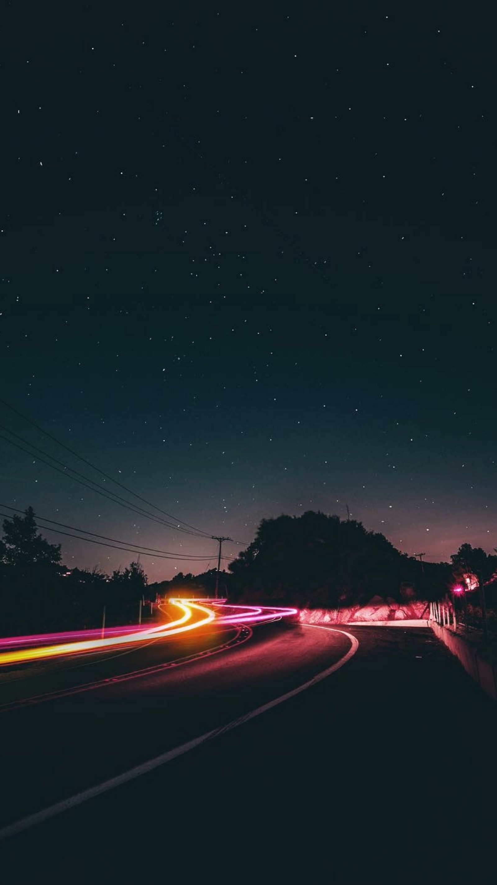 Céu noturno com estrelas e faixas de luz na estrada (atmosfera, iluminação automotiva, natureza, superfície da estrada, asfalto)