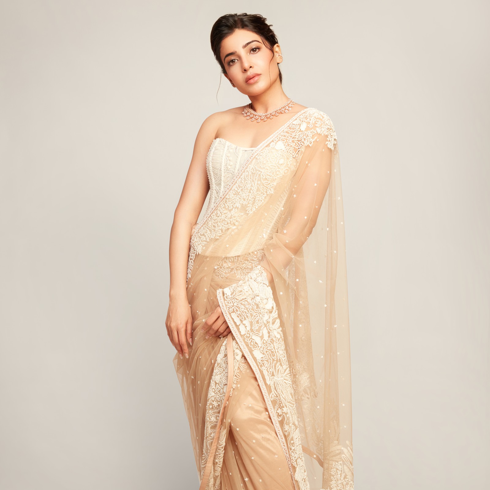 Une femme en sari beige et blouse blanche (actrice indienne, samantha, 5k, gens, fond décran 4k)