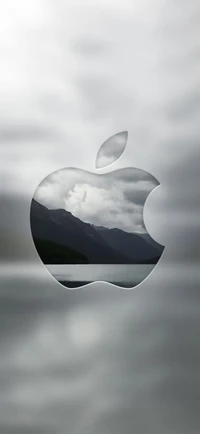 Silhouette des Apple-Logos vor einer nebligen Landschaft