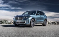 2023 BMW X5 : SUV de luxe dans un paysage époustouflant