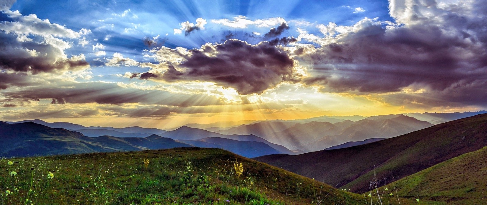 Una vista de una cadena montañosa con un rayo de sol en el cielo (naturaleza, formas montañosas, nube, paisaje natural, tierras altas)