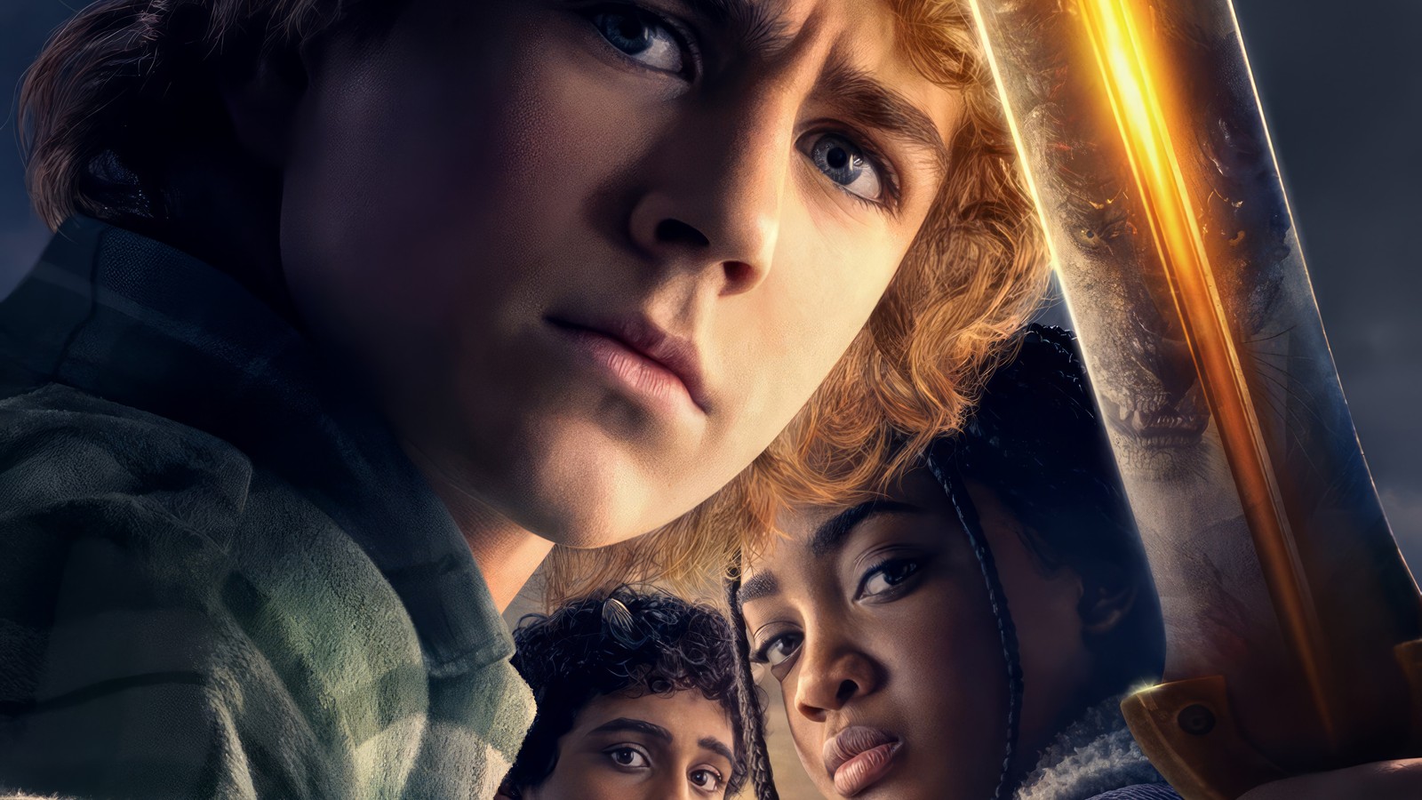 Gros plan sur une personne tenant une épée près d'un groupe de personnes (percy jackson, jackson, the, olympiens, affiche)