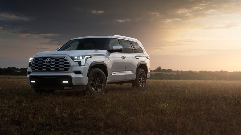 Белый toyota tundra припаркован в поле на закате (toyota sequoia, 2025, 5k, машины, обои 4k)