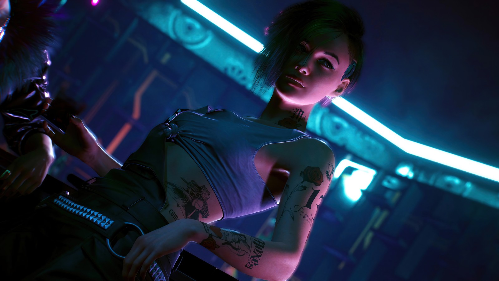 Una mujer con tatuajes de pie junto a un hombre con un arma (cyberpunk 2077, videojuego, judy alvarez)