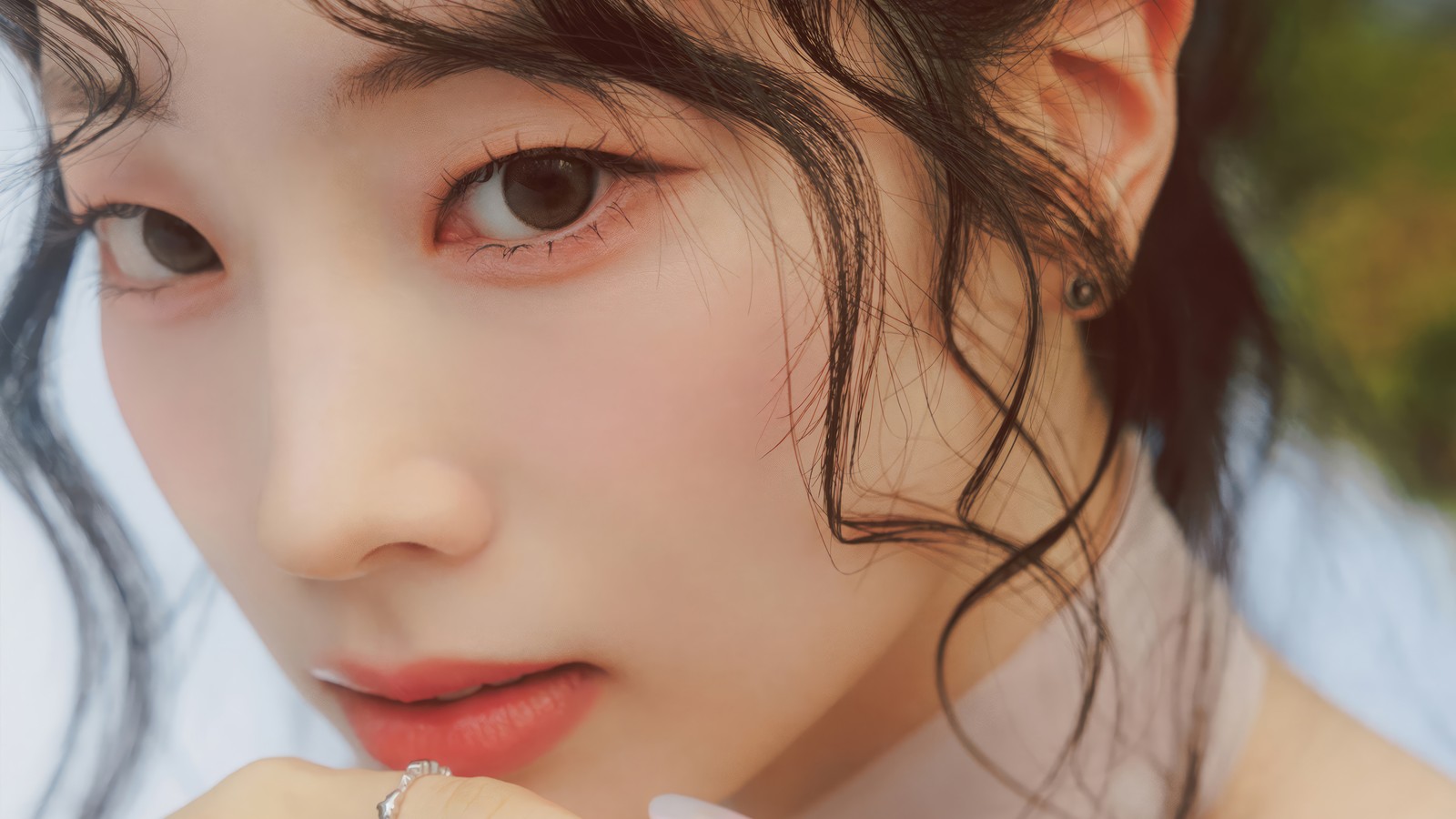 Gros plan d'une femme avec une bague au doigt (dahyun, 다현, kim da hyun, 김다현, deux fois)