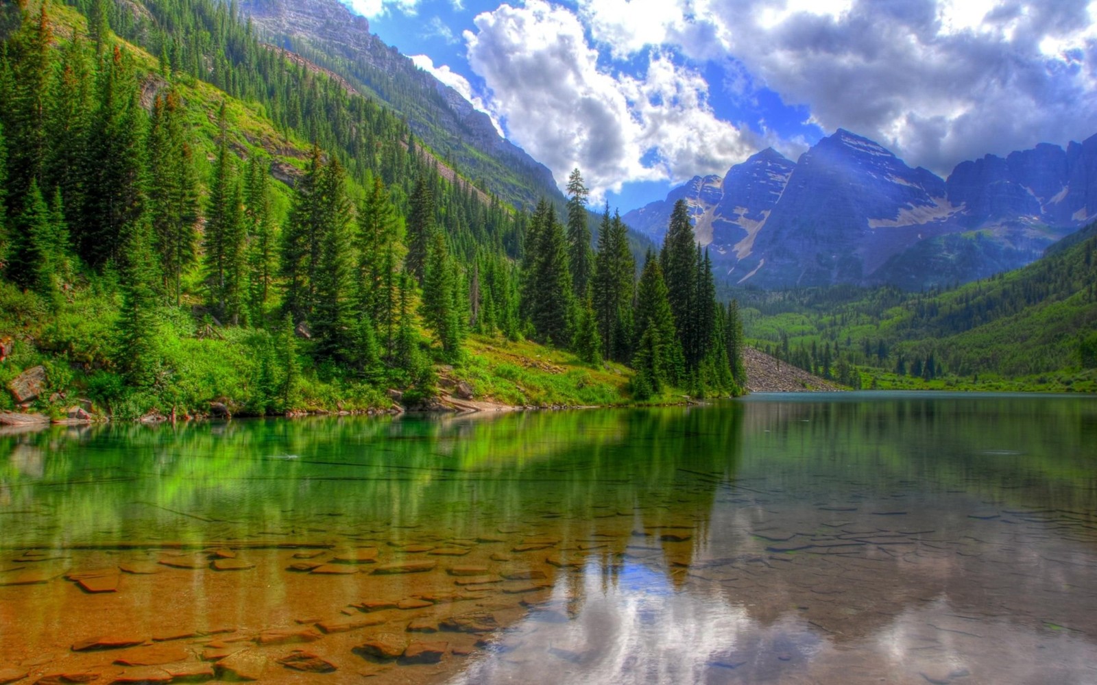 Montanhas e árvores se refletem na água de um lago (natureza, reflexo, paisagem natural, formas montanhosas, montanha)