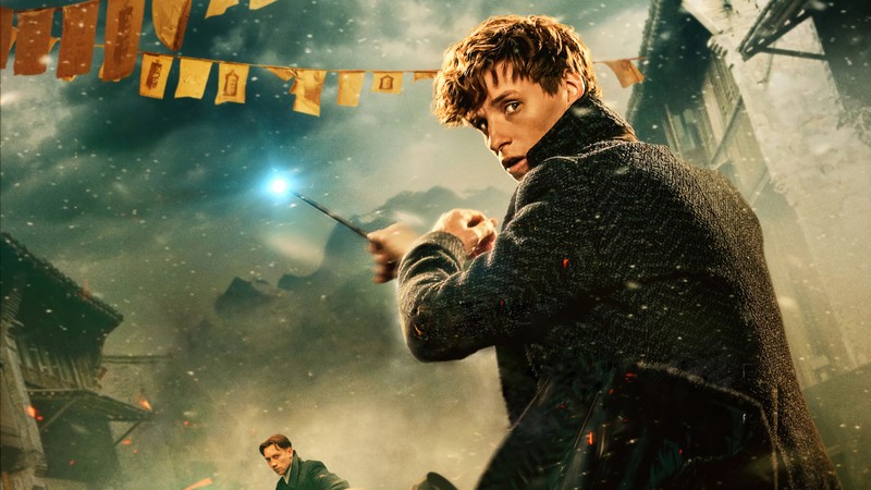 Мужчина с палочкой перед толпой людей (ньюта скеймандер, newt scamander, фантастические твари тайны дамблдора, fantastic beasts the secrets of dumbledore, фильм)