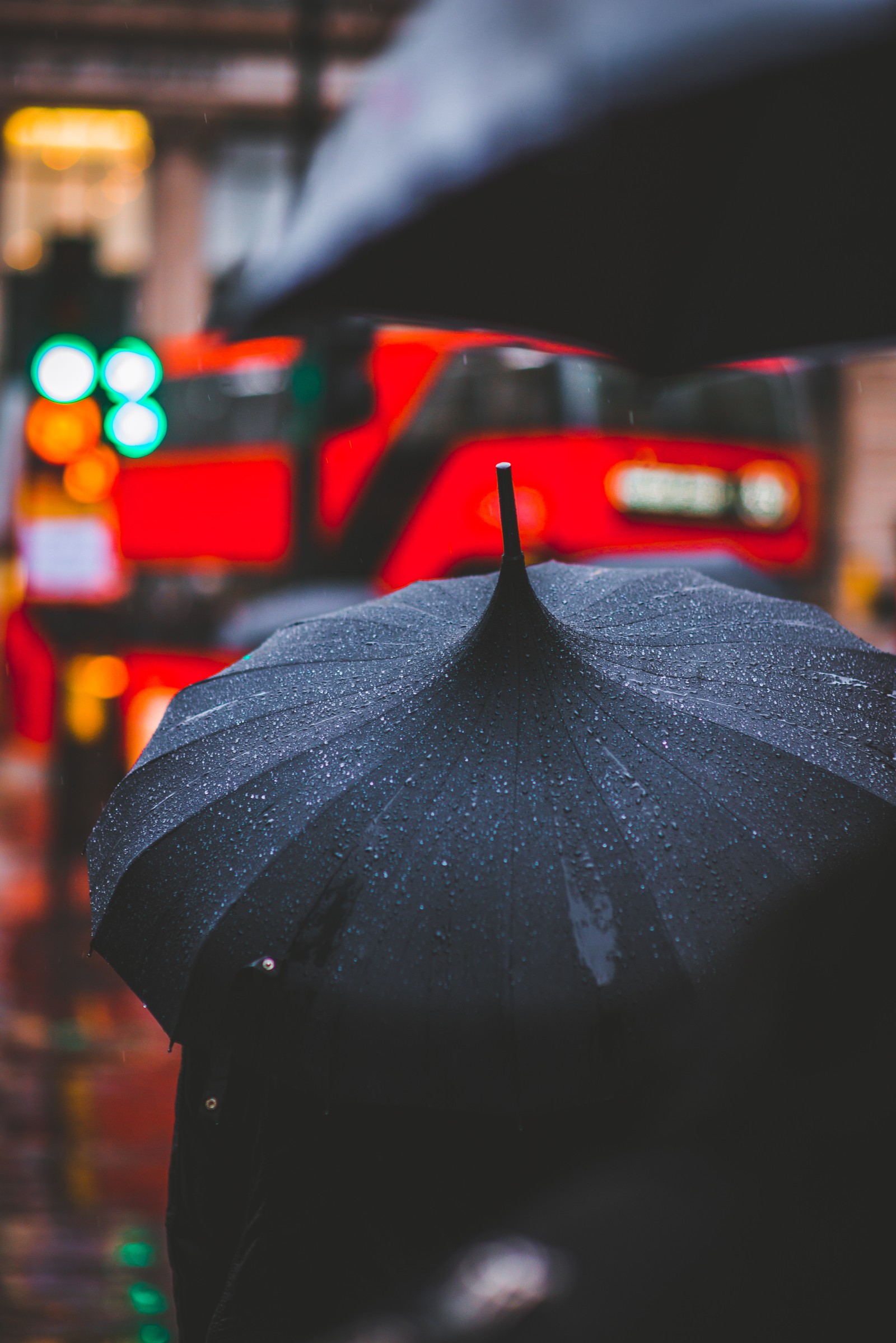 Il y a beaucoup de gens marchant sous la pluie avec des parapluies (parapluie, rouge, lumière, éclairage automobile, nuit)