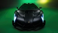 Lamborghini Veneno: Un hipercoche negro impactante iluminado por una dramática luz verde y amarilla.