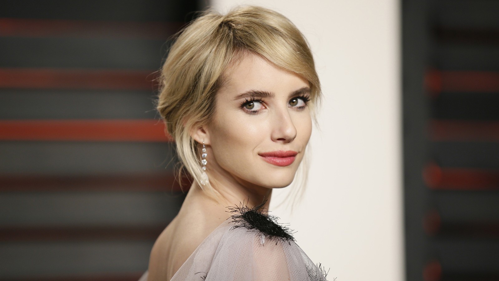 Nahaufnahme einer frau in einem kleid mit gefiedertem oberteil (emma roberts, schauspielerin, prominente, mädchen, frauen)