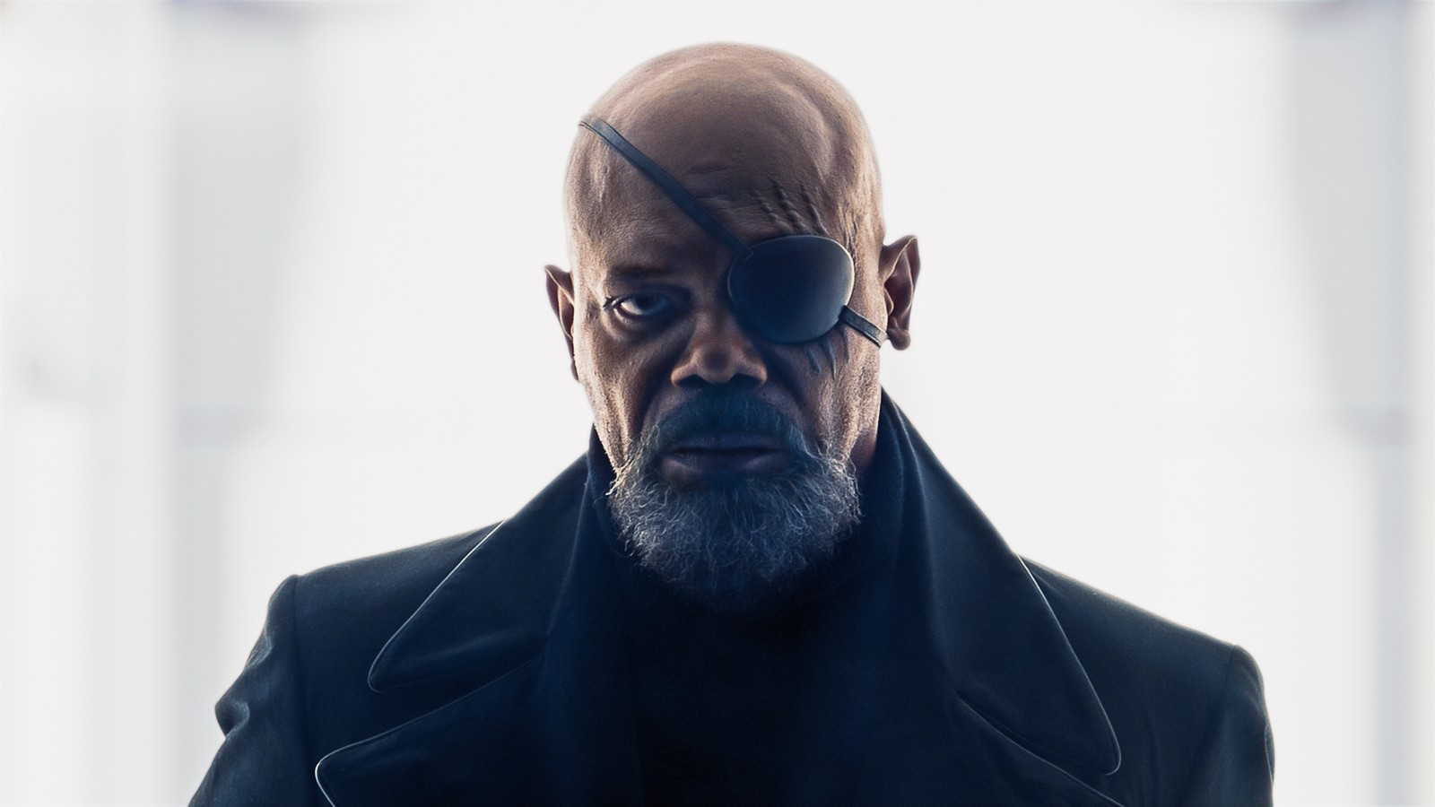 Hombre árabe con barba y parche en el ojo en un abrigo negro (invasión secreta, samuel l jackson, nick fury, marvel comics, serie 2023)