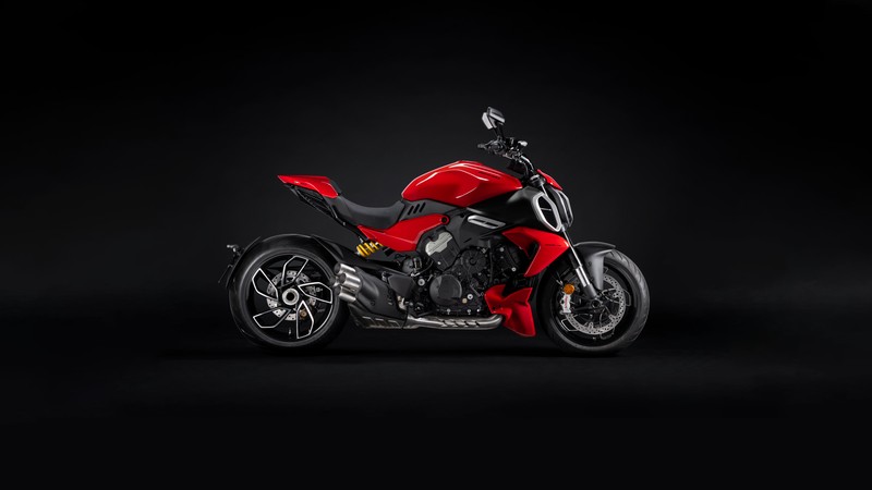 Близкий план красного мотоцикла, припаркованного на черной поверхности (ducati diavel v4, тёмный фон, красные велосипеды, черный темный, велосипеды)