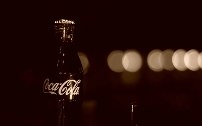 Garrafas de vidro de Coca-Cola clássica em um ambiente noturno escuro