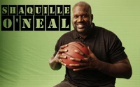 Shaquille O'Neal flexionando sus músculos mientras sostiene un balón de baloncesto.