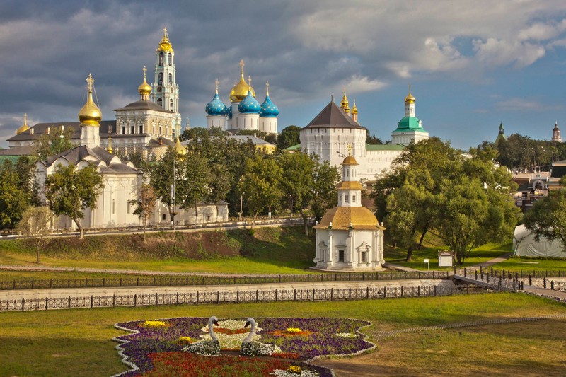 Вид сверху на город с часами в центре (достопримечательность, место поклонения, историческое место, город, монастырь)