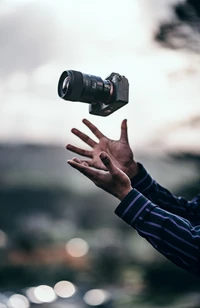 Capturando momentos: Uma câmera em movimento contra o céu