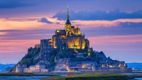 Abadía del Mont Saint Michel al atardecer: Un icónico monumento normando