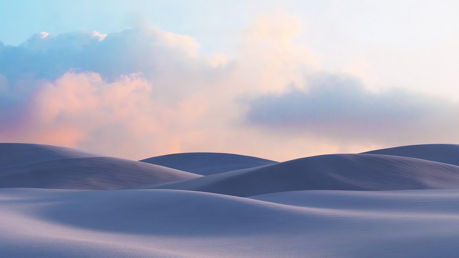 Un gros plan d'un champ couvert de neige avec un fond de ciel (paysage, ciel, nuages)