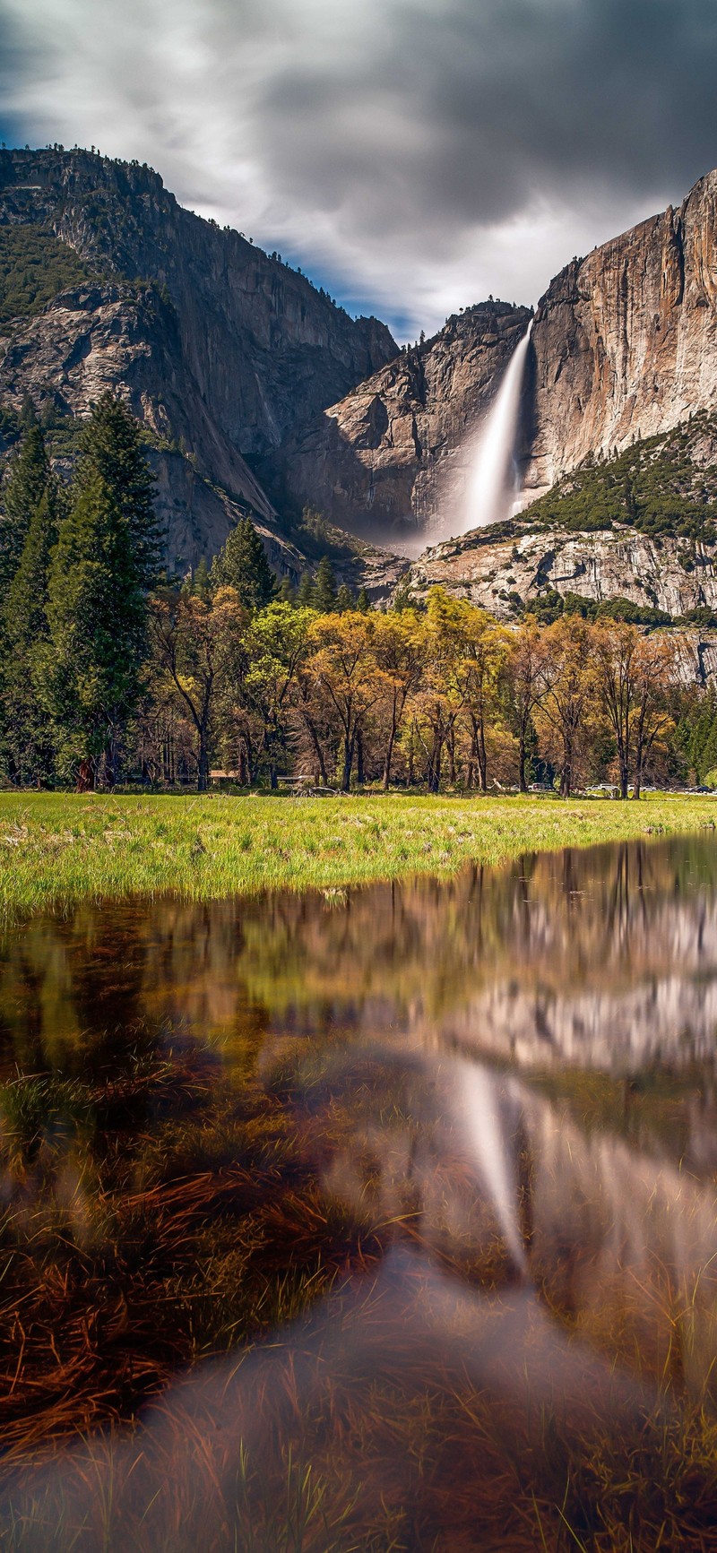 Водопад посреди поля (национальный парк йосемити, водопад йосемити, yosemite falls, полукруглый купол, долина йосемити)