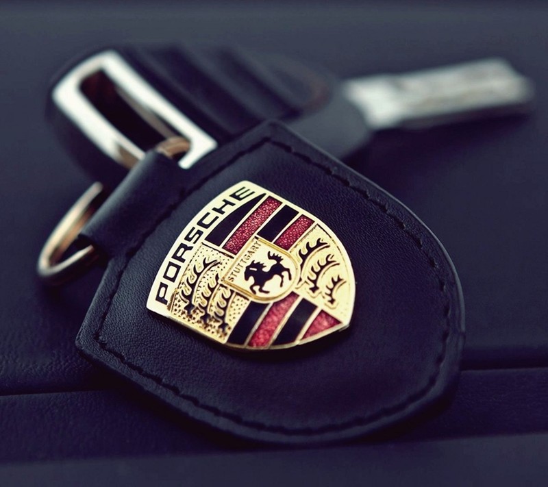 Близкий план автомобильного ключа с эмблемой porsche (крутой, key ring, логотип, новый, porsche)