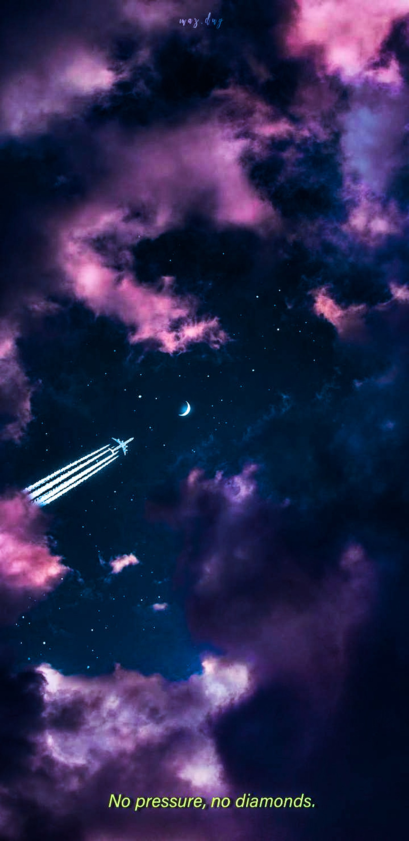 Des nuages violets avec un avion volant à travers et une citation en bas (esthétique, aestheticedits, sombre, galaxie, ciel nocturne)