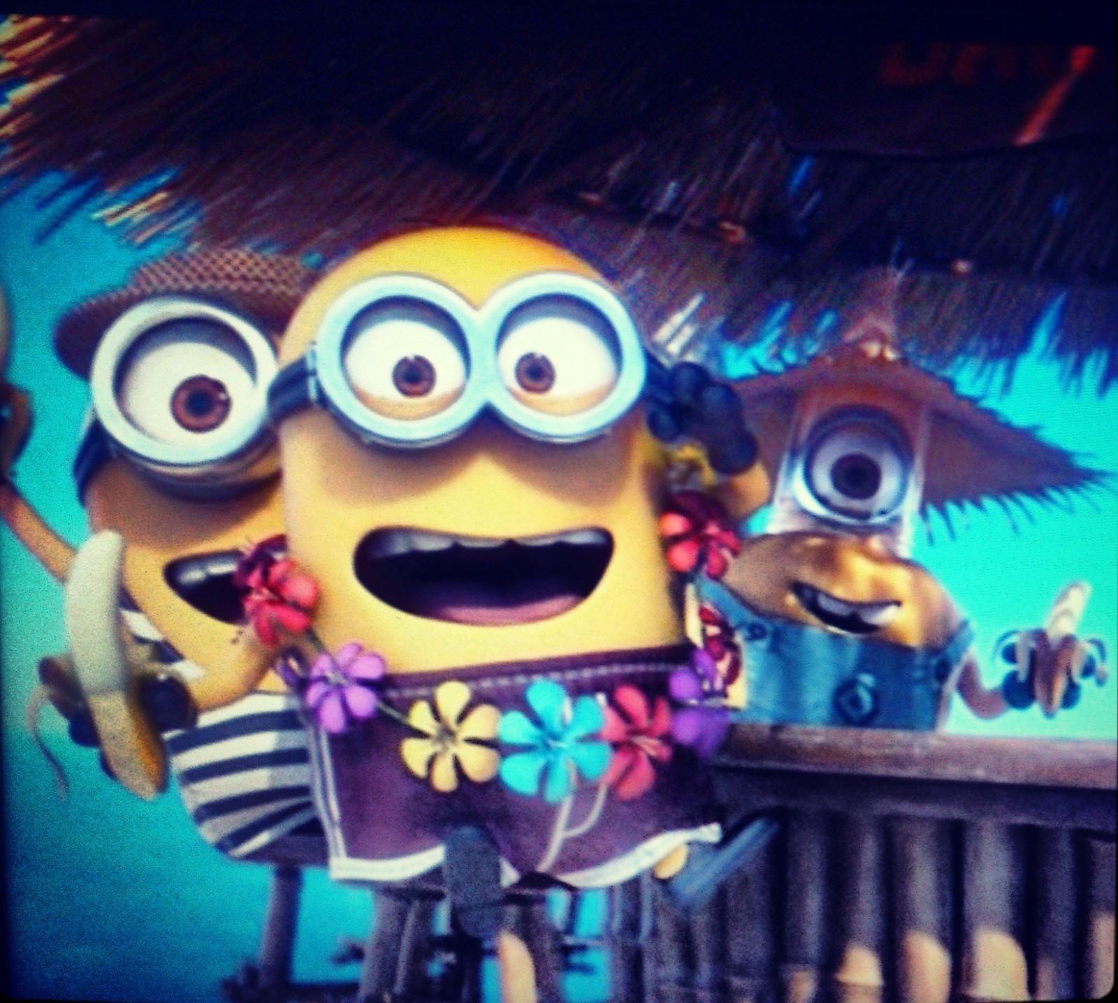 Hay tres minions de pie uno al lado del otro en una pantalla de televisión (mi villano favorito, despicable me, minions)