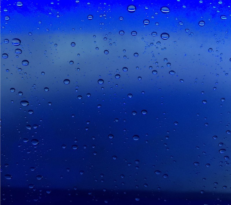 Крупный план окна с каплями дождя на нем (дождь, дождь на окне, вода, water on window, окно)