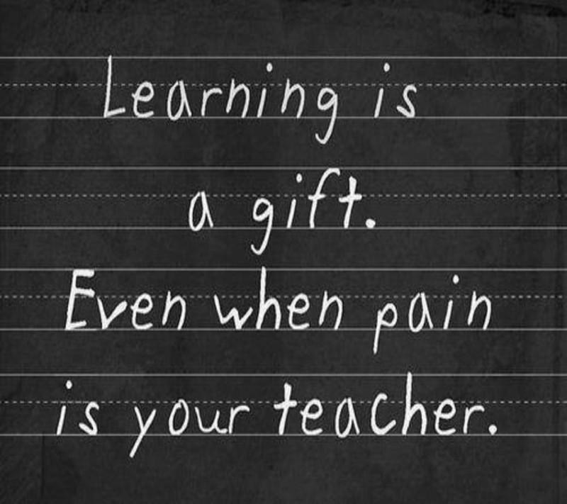 Доска с цитатой, написанной на ней, что "обучение - это дар, даже когда боль присутствует" (крутой, подарок, поговорка, учитель)