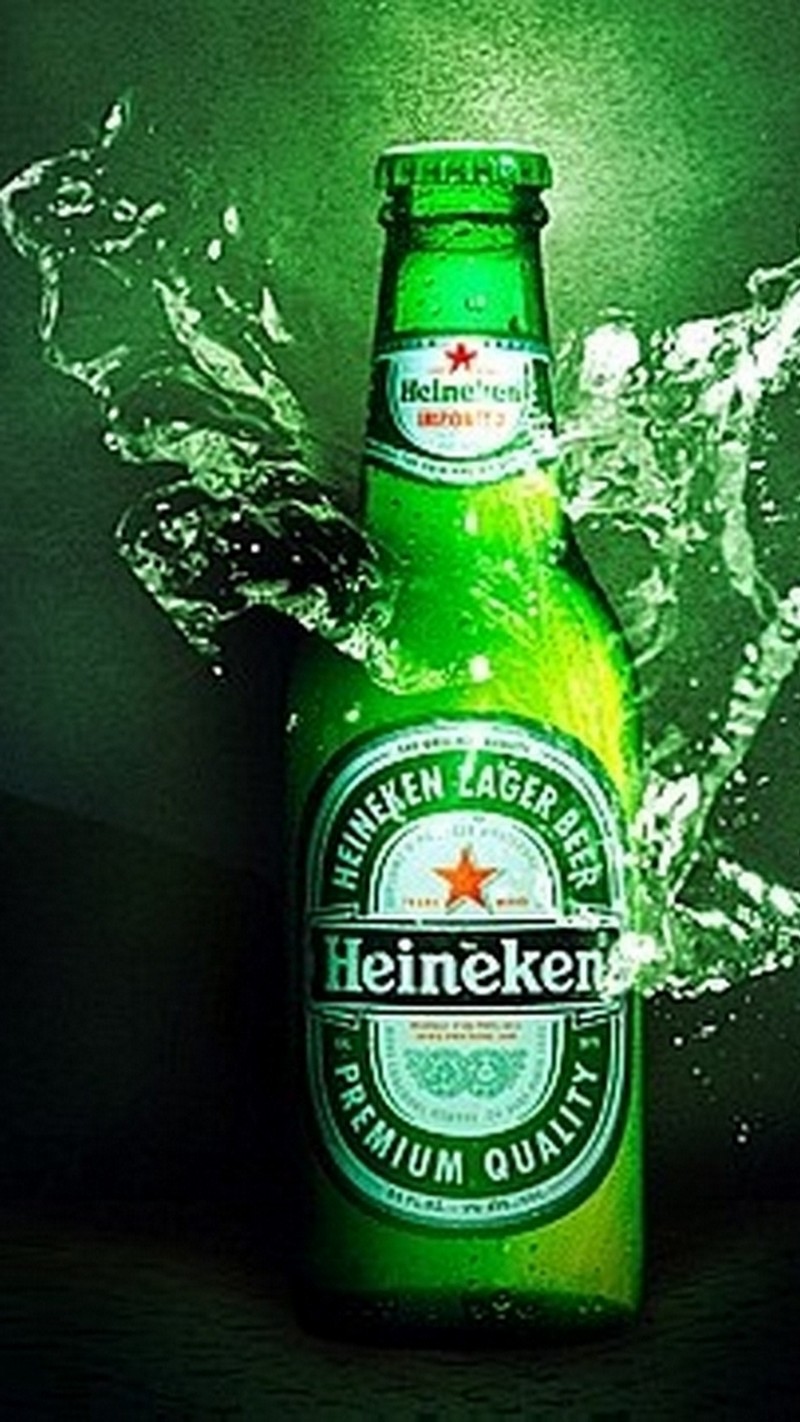 Крупный план бутылки пива с брызгами воды (пиво, бутылка, хайникен, heineken, другой)