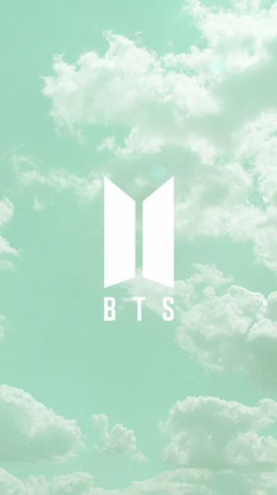 BTS-Logo vor einem Himmelshintergrund