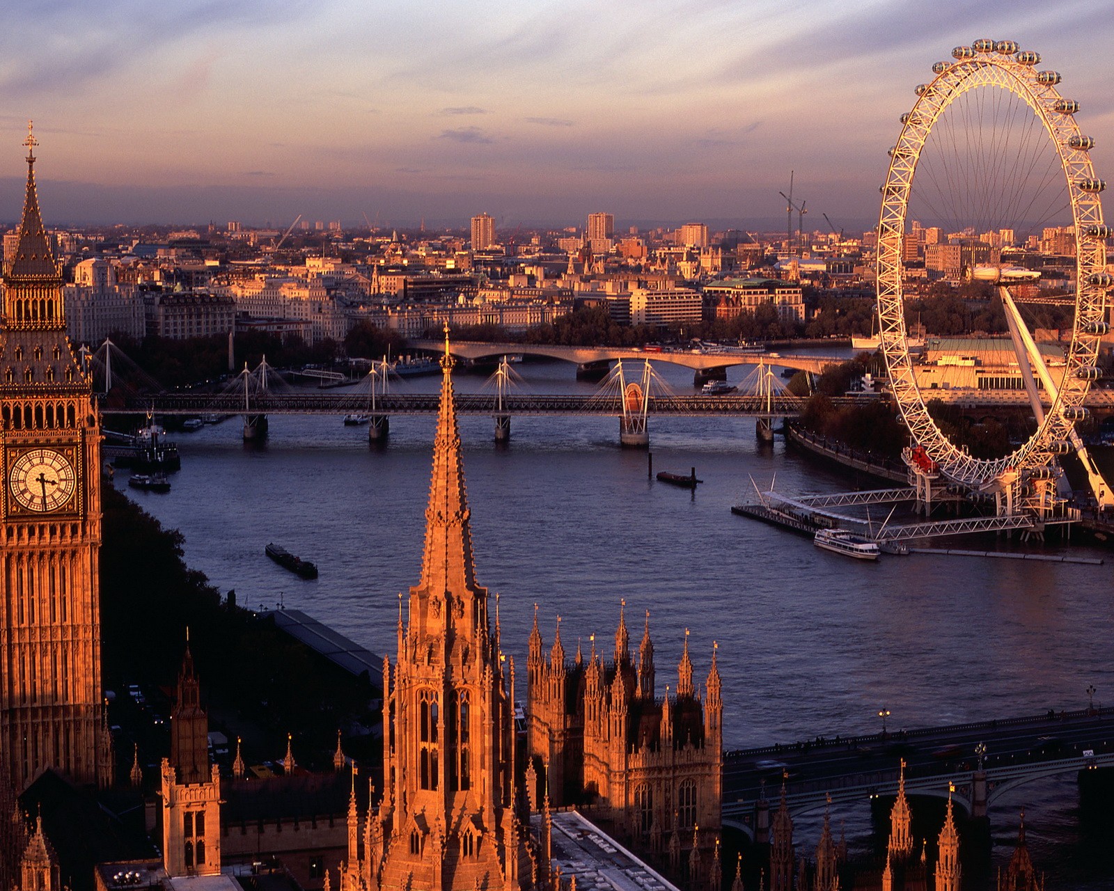 Vue d'une ville avec une grande roue et un pont (beau, ville, pays, hd, paysage)