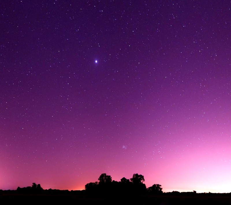 Céu roxo com estrelas e uma única estrela no meio (natureza)