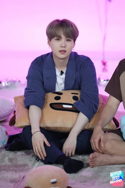 Suga relaxando com um travesseiro de pelúcia no Run BTS