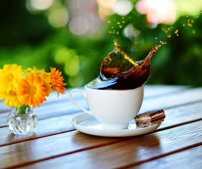 Café du matin rafraîchissant avec des fleurs