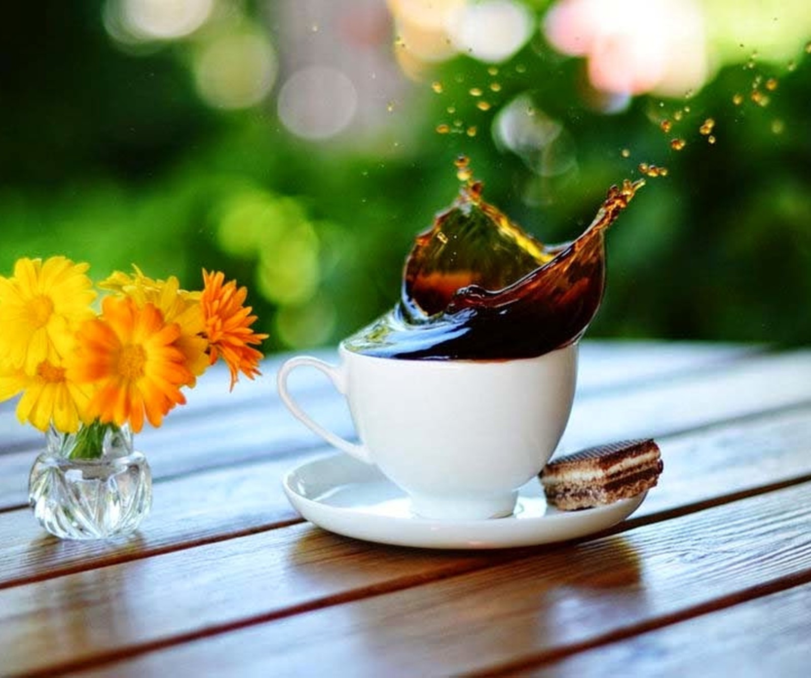 Hay una taza de café y una galleta en una mesa (3d, buenos días)